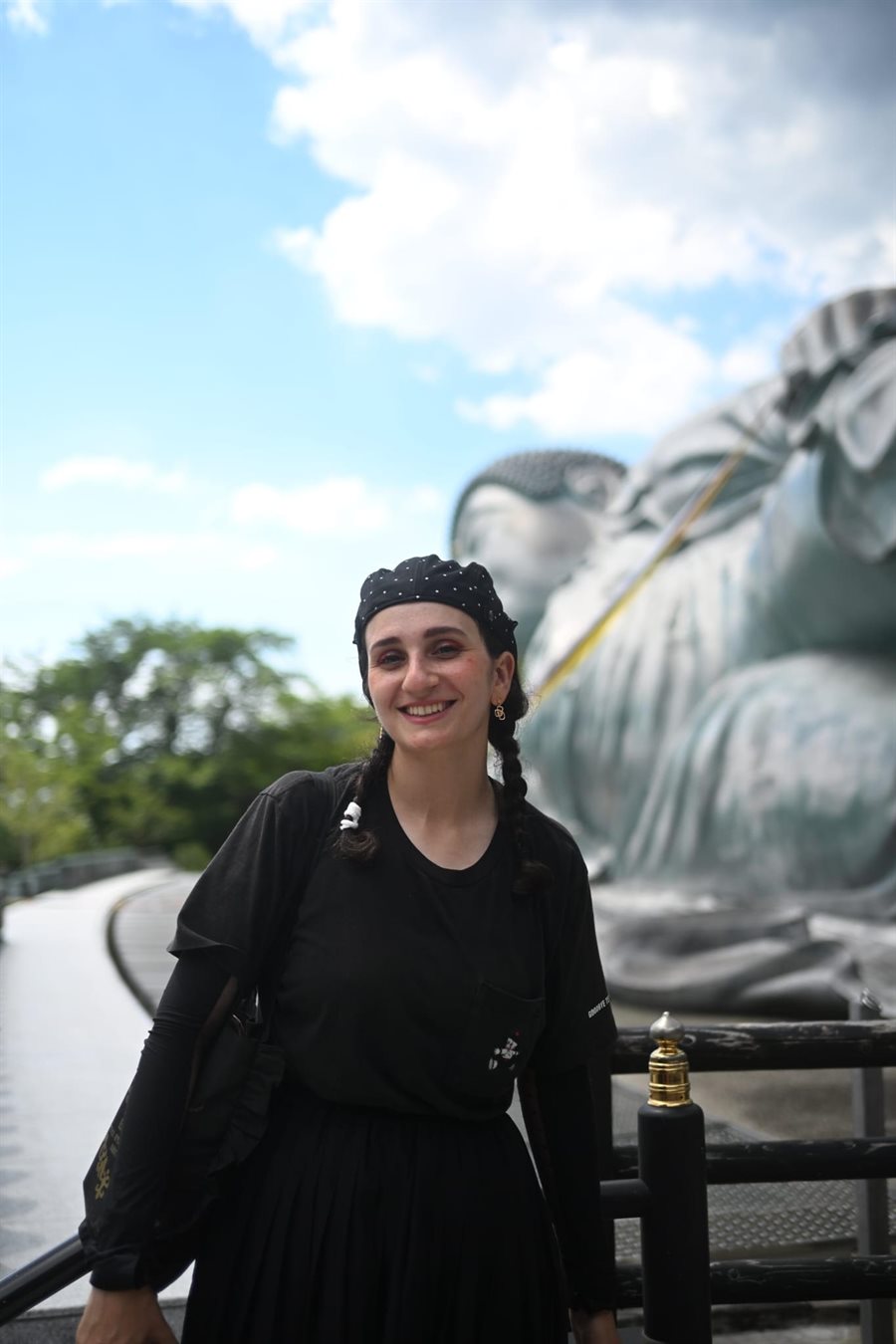 Sailor Nezel souriante devant un grand bouddha en bronze au Japon