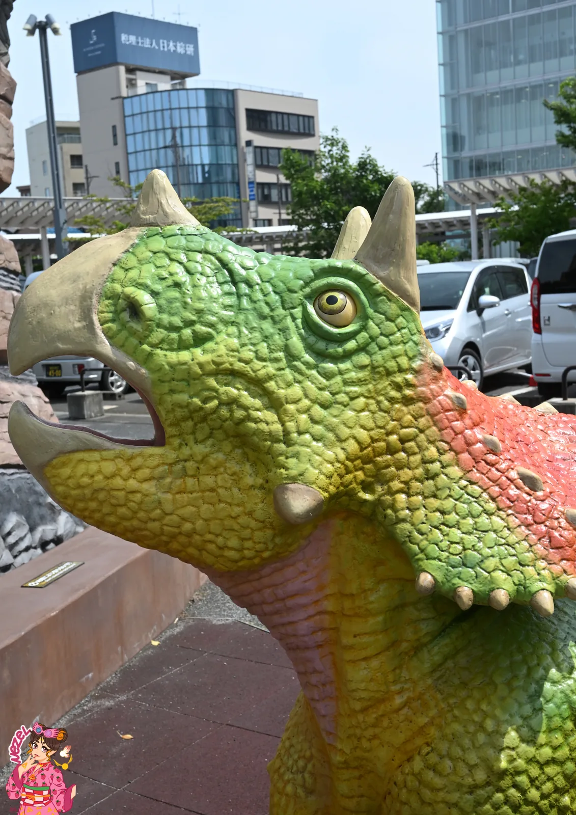 T&ecirc;te color&eacute;e d'un tric&eacute;ratops, verte et rouge, expos&eacute;e pr&egrave;s de la gare de Fukui