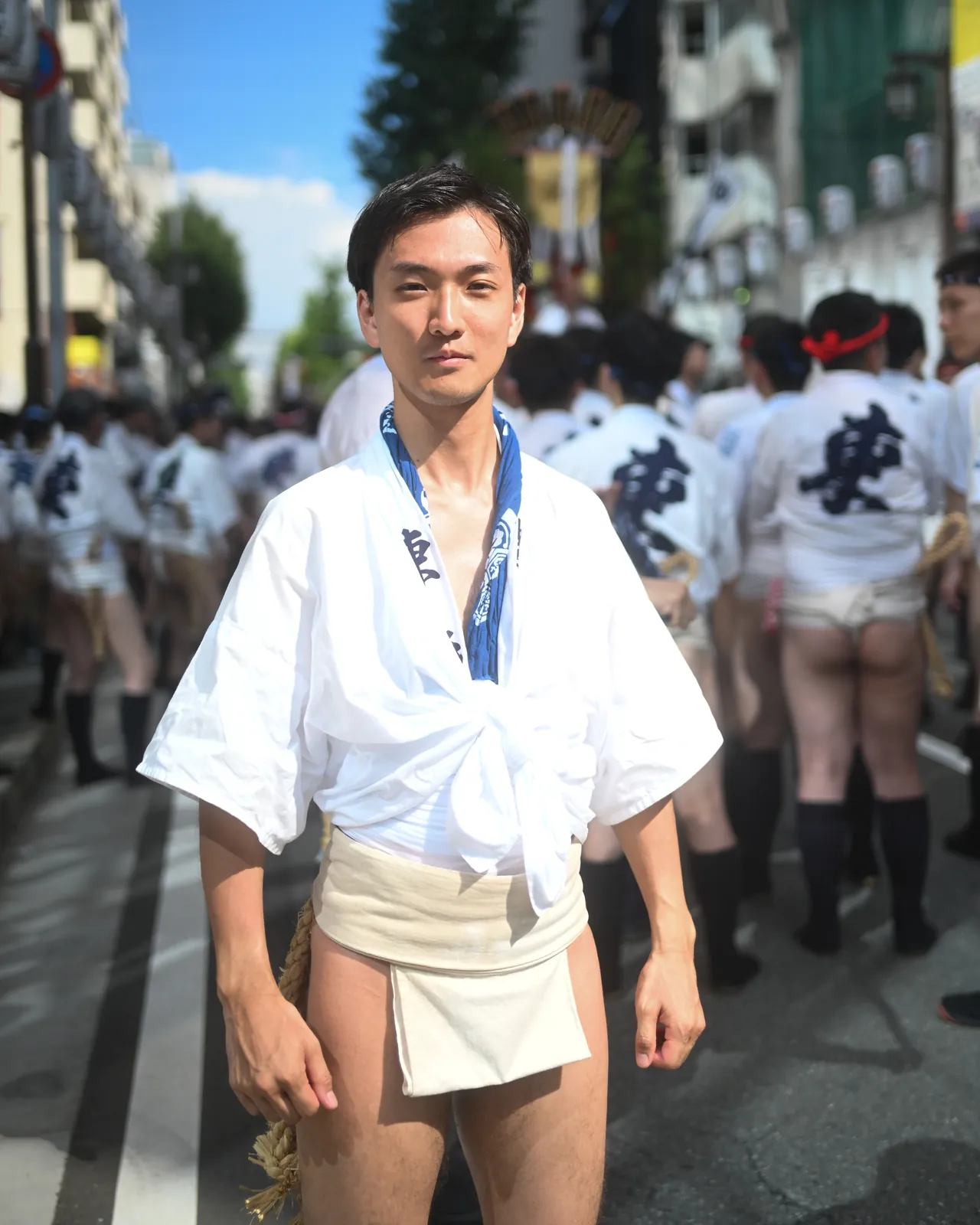 Participant du Hakata Gion Yamakasa en mizu-happi blanc noué à la taille, bandeau rouge sur le front