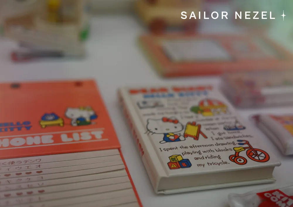 Papeterie Hello Kitty ancienne : un répertoire téléphonique à index en katakana et un petit carnet illustré en anglais