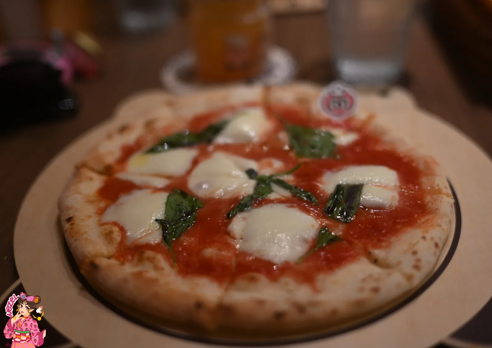 Pizza margherita du Kirby Café, mozzarella et basilic, marquée d'un petit fanion Kirby