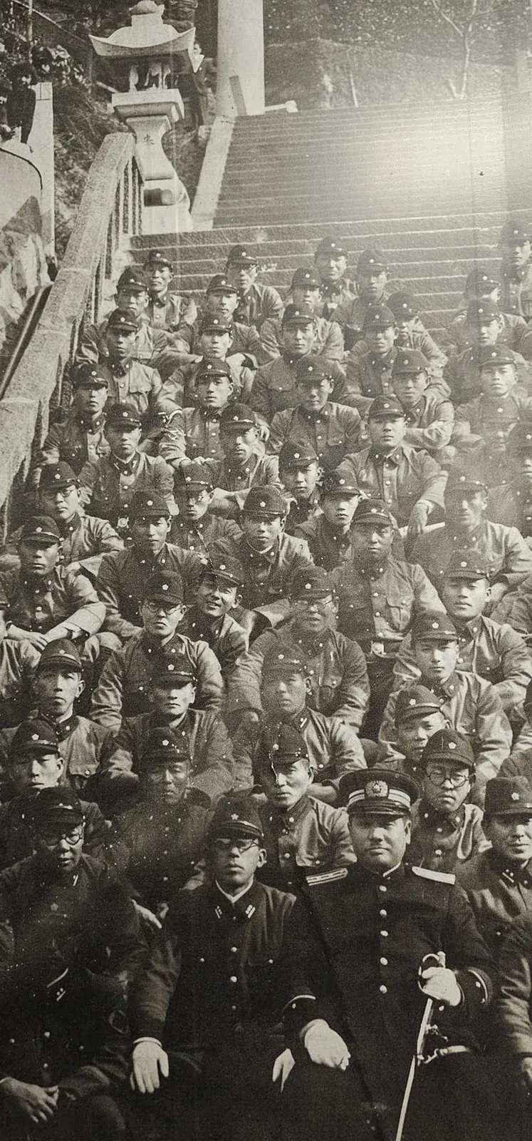 Photographie d'archive en noir et blanc présentée dans le musée de Nagasaki