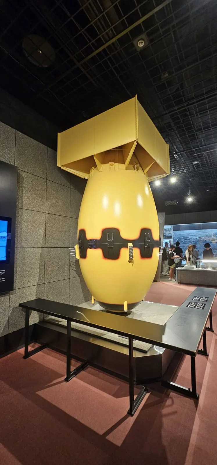 Reconstitution grandeur nature de la bombe atomique « Fat Man » exposée au musée de Nagasaki