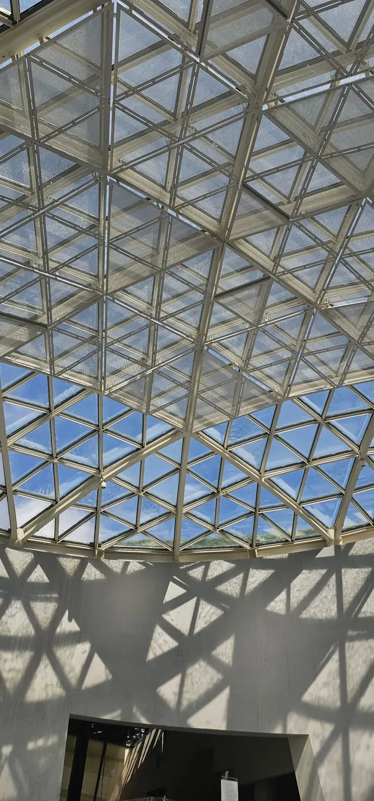 Grande verrière triangulée du musée de la Bombe atomique de Nagasaki, laissant entrer le ciel bleu