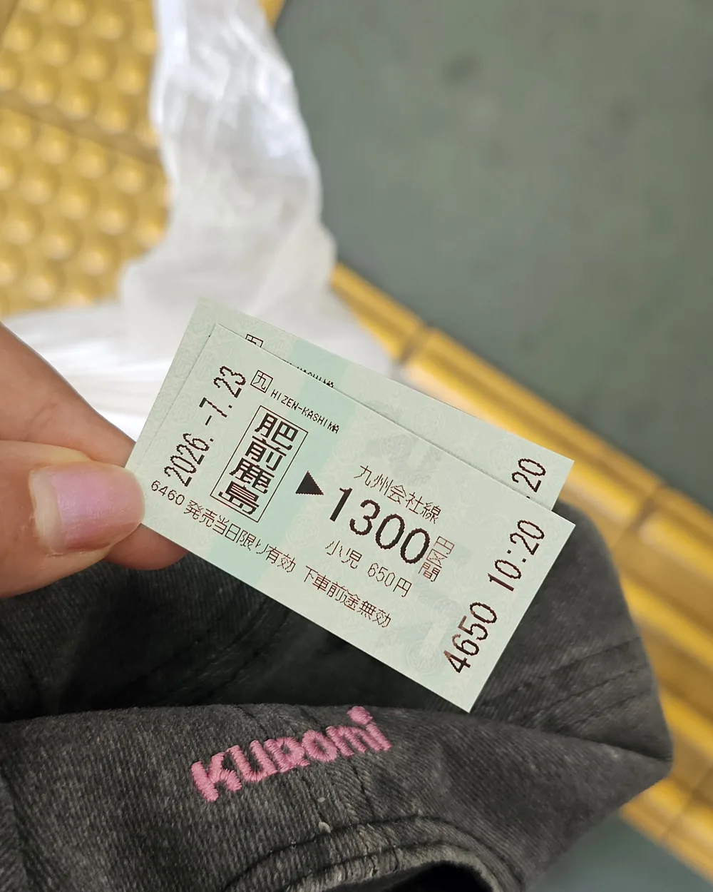 Billet de train JR Kyushu à 1 300 yens tenu à la main