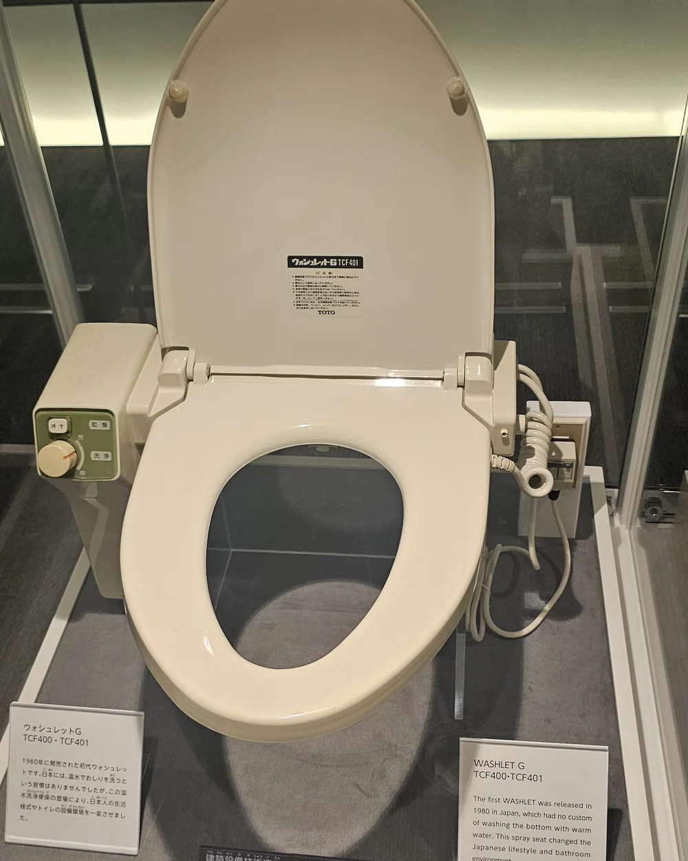 Le premier Washlet de TOTO, modèle G TCF400, siège en plastique crème avec boîtier de commande à molette